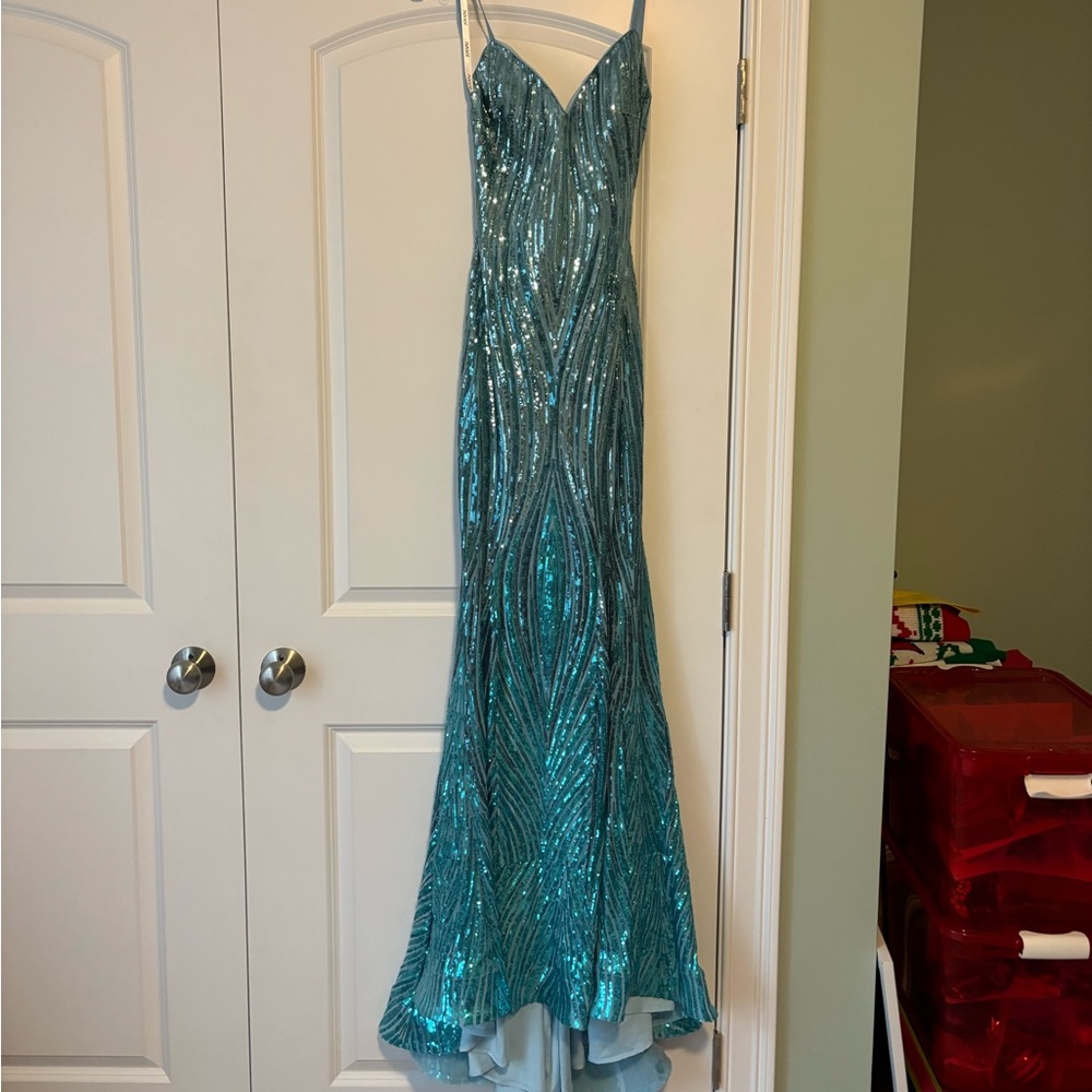 Never worn, NWT Jovani turquoise prom dress